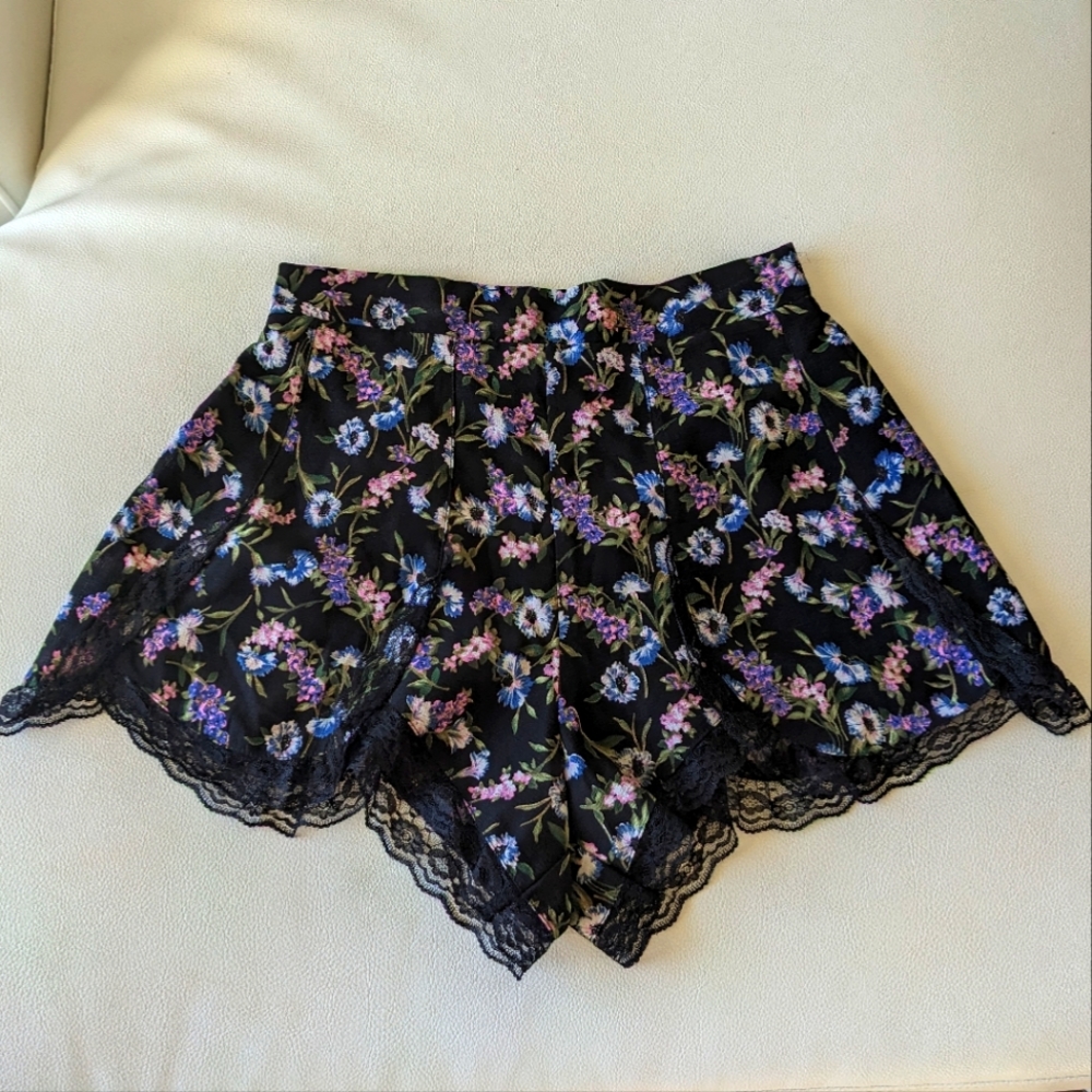 Floral lace edges shorts